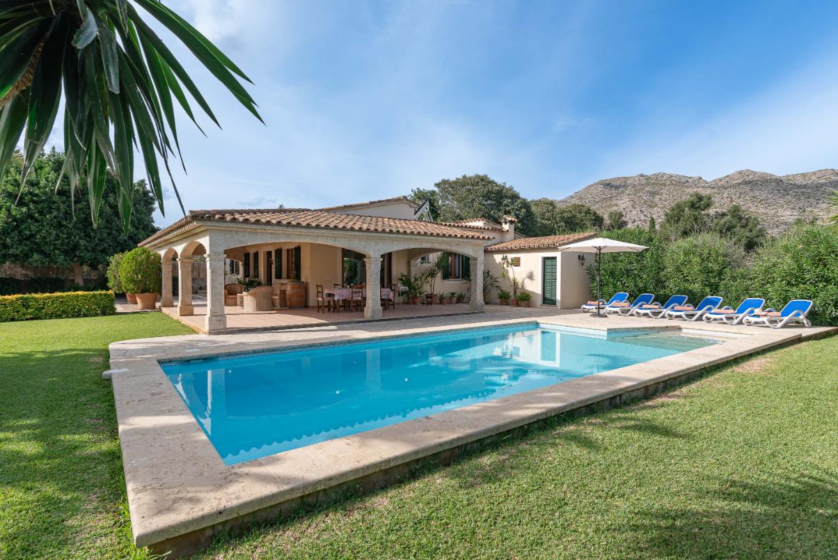 Traditional holiday villa with pool close to Pollensa Mallorca